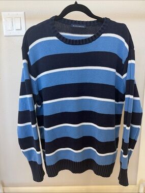 Brandy Melville Crewneck Sweater in Blue, Navy & White